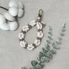 花柄マクラメ＊スマホ用ハンドストラップ／キーリング／オーダーメイド可