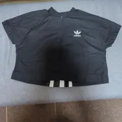 アディダスティーシャツ