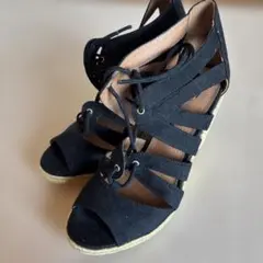 黒 スエード ストラップ付きウェッジサンダル