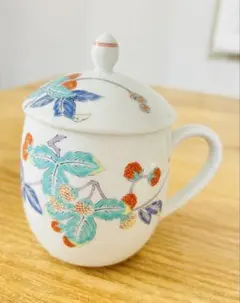 佐賀県今右衛門焼工房にて制作白い背景に鮮やかな色彩のイチゴの枝を手描きした画像で