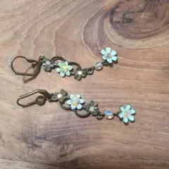 ミハエルネグリン花モチーフのクリスタルガラスピアス