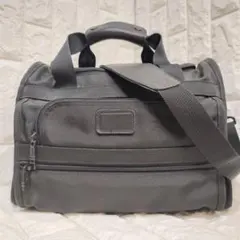 TUMI ボストンバッグ 2WAY 底鋲 旅行用バッグ ブラック【美品】のサムネイル