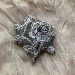 ハンドメイド　春色刺しゅうブローチ