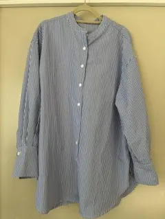 青と白のストライプ シャツ