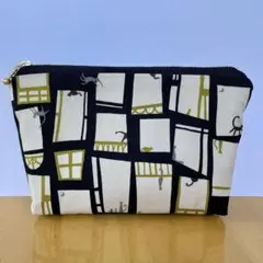 ポーチ　猫と窓