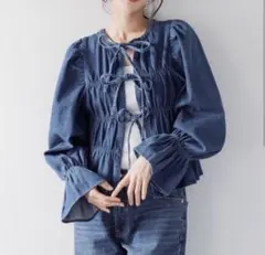 美品　lowrys farmデニムフロントリボン シャーリングブラウス