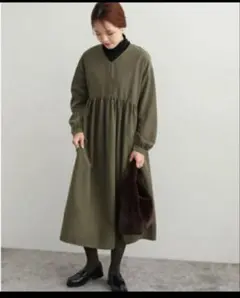 URBAN RESEARCH DOORS Vネックギャザーワンピース　カーキ