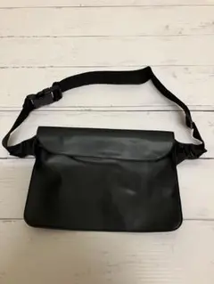 貴重品を水濡れから守る！防水ウエストポーチ/サコッシュ