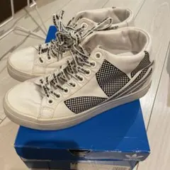 adidas インヒール ハイカットスニーカー