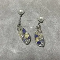 花パーツ入り透明樹脂ドロップイヤリング
