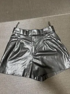 ZARA 黒 合成皮革 タック入りショートパンツ