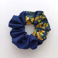 ハンドメイド　ネイビー×ミモザ柄　バイカラーシュシュ