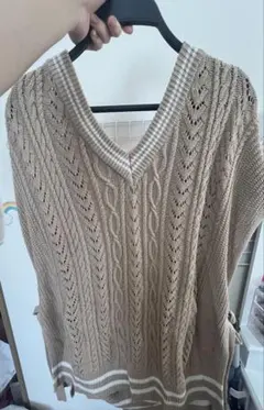 ベージュ ケーブルニット Vネック ベスト