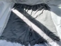 裾レースペチコートパンツ/3L/グレー/フェリシモのサムネイル