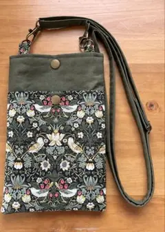 ハンドメイド　スマホショルダーバッグ　リバティ　ストロベリーシーフ使用