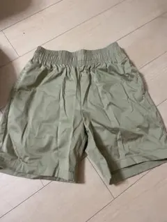 カーキ色ショートパンツ