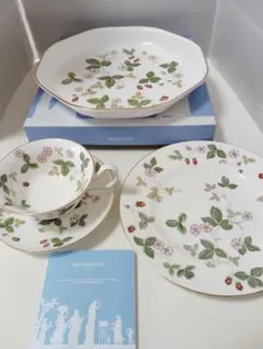 ウエッジウッド　極美品　ワイルドストロベリー　オクタゴナルディッシュと碗皿トリオ