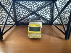 黄色のダンプトラックミニカー