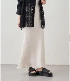 光沢感のあるサテンフレアスカート アイボリーのサムネイル