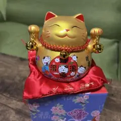 縁起物　金色の招き猫 置物