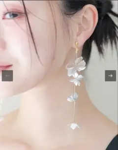 花モチーフ　ロングイヤリングのサムネイル