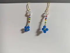 青い花のビーズイヤリング