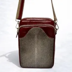 スティングレイ 牛革 ショルダーバッグ エンジ タブレット収納