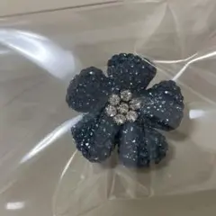ダークブルー 花形ブローチ
