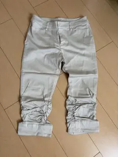 ベージュ 裾シャーリング クロップドパンツのサムネイル