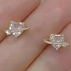 ハート型クリスタルピアス　可愛い　お洒落　カジュアル　個性的　新品　未使用