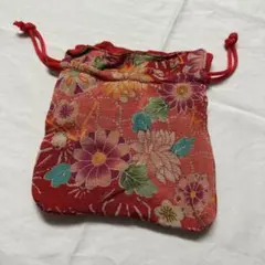 赤い花柄の巾着袋
