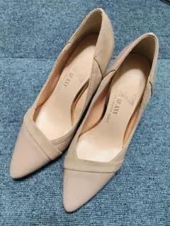 セブントゥエルブサーティー ベージュ パンプス ヒール 24 スエード エナメル