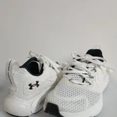✨美品✨アンダアーマランニングシューズ　ジョギングシューズ24㎝　ホワイトのサムネイル