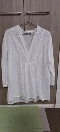 ZARA刺繍入りホワイト長袖シャツ