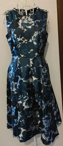 486新品タグ付ひざ丈ワンピース ダークブルー花柄