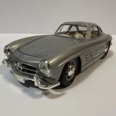 Bburago MERCEDES-BENZ 300-SL 300SL 1/24のサムネイル