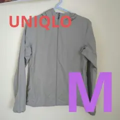 新品✨️UNIQLOグレー フード付き ウィンドブレーカー