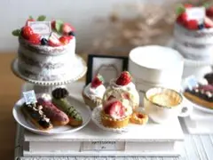 いちごのネイキッドケーキとエクレアのセット