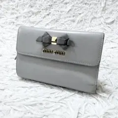 ミュウミュウ　miumiu 三つ折り財布　グレー　レザー　リボンのサムネイル