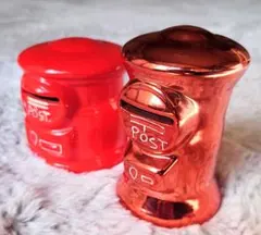 郵便ポスト型の陶器貯金箱2個セット（赤＋メタルレッド） 中古品