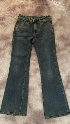 GU スリムフレアジーンズ