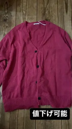 赤いボタン付き長袖カーディガン