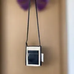 ベージュと黒のショルダーバッグ