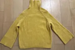 イエローハイネックリブセーター