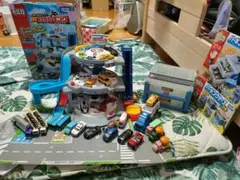 トミカ 駐車場セット ミニカー多数