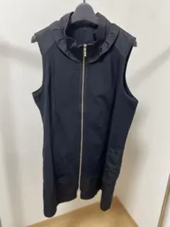 ノースリーブ ベスト　ジレ　ブラック ジップアップ フリルデザイン