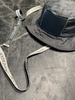 JW ANDERSON ロゴ入り ブラック バケットハット