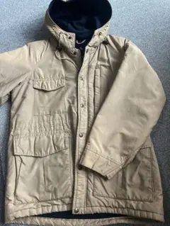 フード付きベージュジャケット