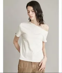 アシンメトリーネック 半袖Tシャツ 完売品のサムネイル