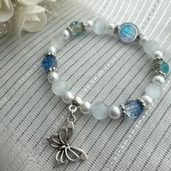 天然石蝶のチャーム付き青白ビーズブレスレット「22」
